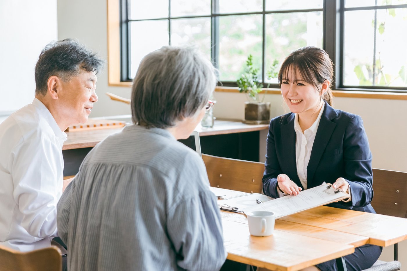 店舗で担当者に相談するご夫婦（イメージ）