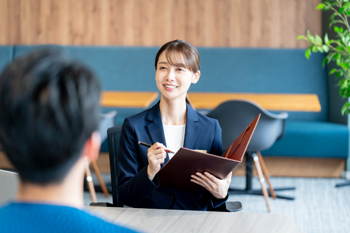 店舗のテーブルでご相談をお聞きする様子（イメージ）