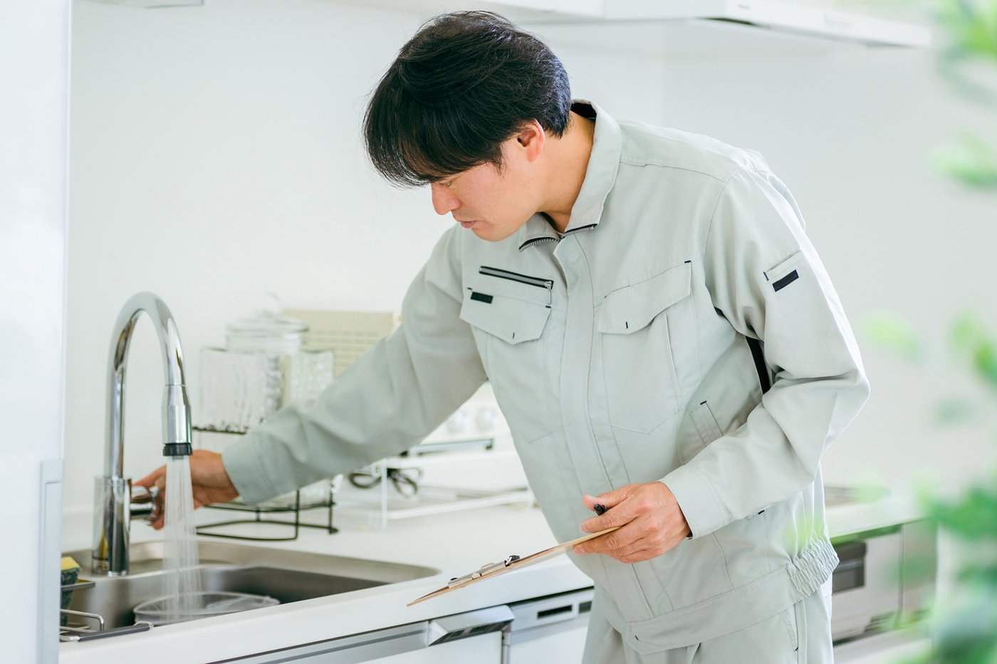 キッチンの設備を交換する職人（イメージ）
