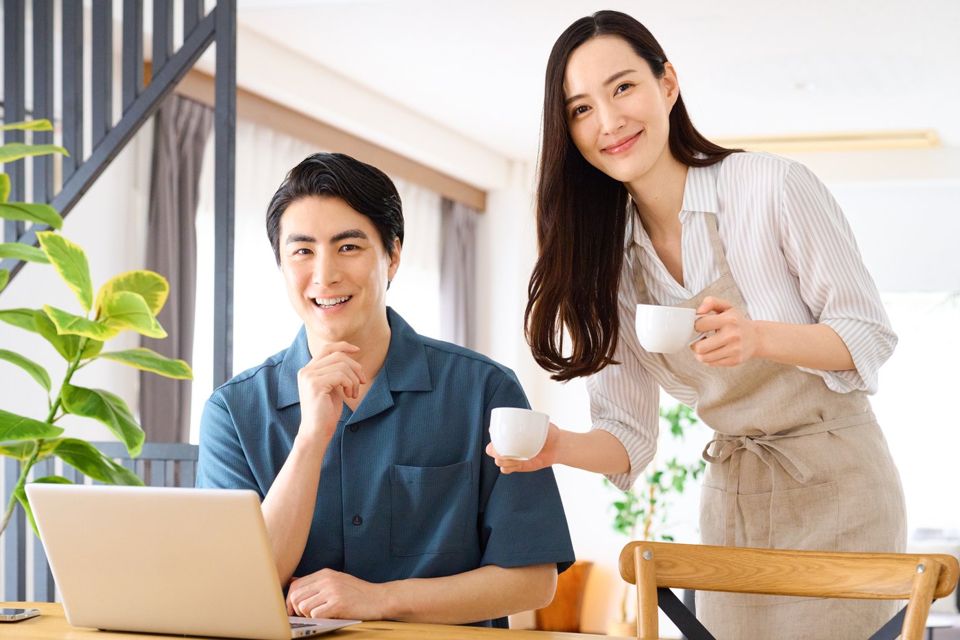 新居でくつろぐ二人(イメージ)